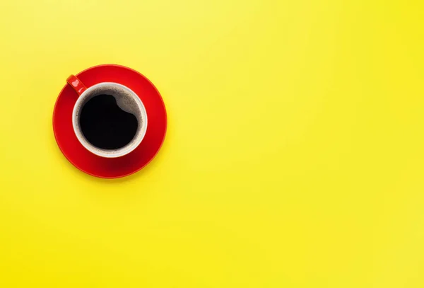Röd kaffekopp över gul bakgrund — Stockfoto