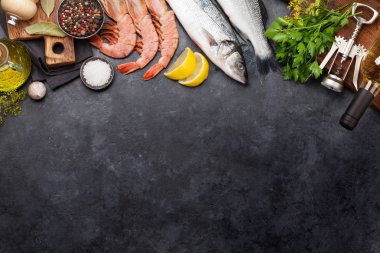 Taze deniz ürünleri. Alabalık ve langostino karides