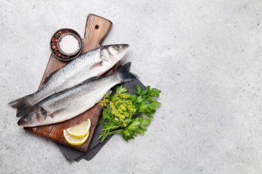 Taze deniz ürünleri. Alabalık balık