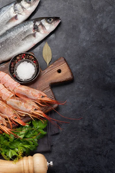 Marisco fresco. Peixes de truta e camarões langostinos — Fotografia de Stock