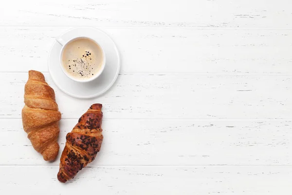 Kaffee und Croissant — Stockfoto