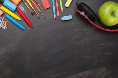 Okul eğitim malzemeleri kavramı