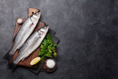 Taze deniz ürünleri. Alabalık balık