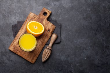 Taze portakal suyu ve portakal.