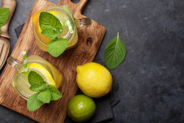 Свежий летний цитрусовый лимонад — стоковое фото