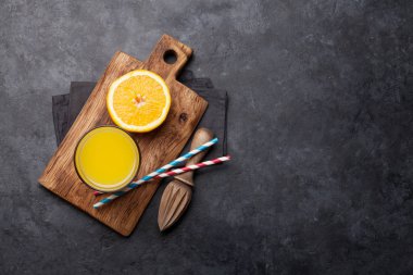 Taze portakal suyu ve portakal.