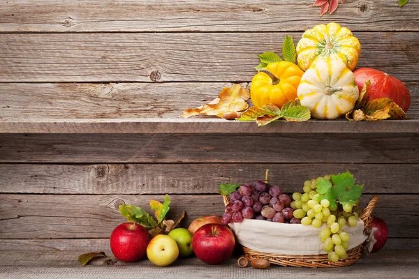 Őszi csendélet sütőtökkel és gyümölcsökkel — Stock Fotó