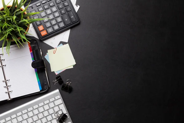 Table de bureau avec fournitures et pc — Photo