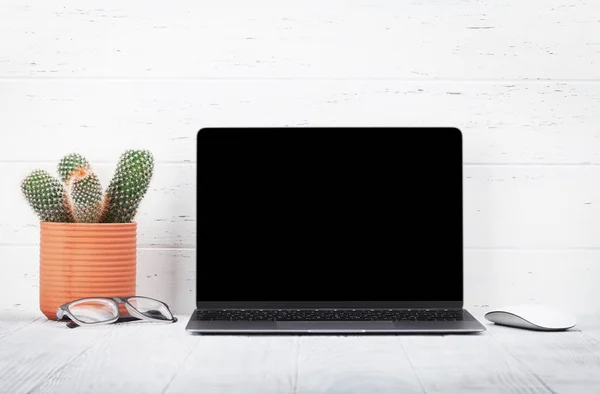 Loft casa oficina lugar de trabajo con ordenador portátil —  Fotos de Stock