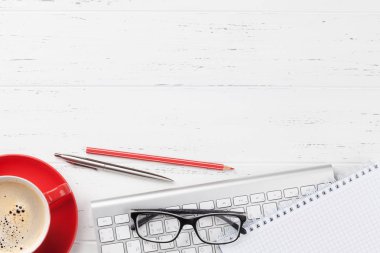 Kahve, malzeme ve bilgisayar ile ofis çalışma alanı