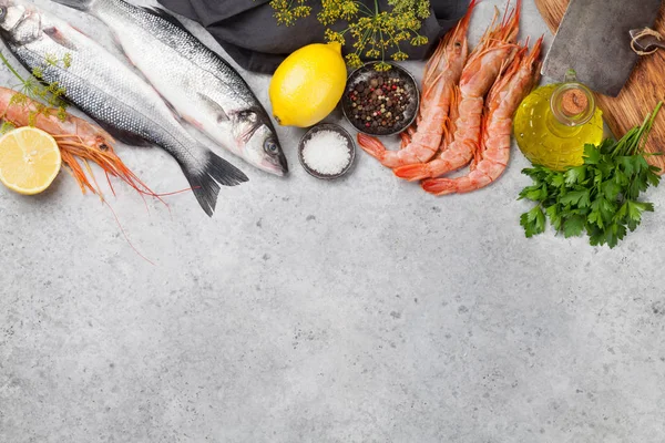 Marisco fresco. Peixes de truta e camarões langostinos — Fotografia de Stock