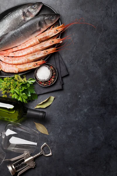 Frische Meeresfrüchte. Forellenfische und Langostino-Garnelen — Stockfoto