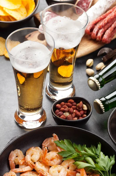 Fıçı bira ve aperatifler — Stok fotoğraf