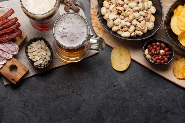 Bier vom Fass und Snacks — Stockfoto