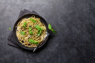 pesto soslu spagetti makarna