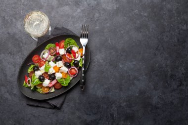 Yunan salata tabağı ve beyaz şarap