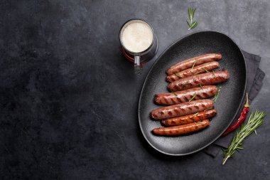 bira ve kızarmış sosis