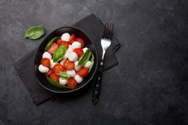 Taze klasik caprese salatası