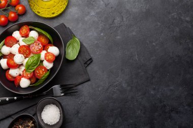 Taze klasik caprese salatası