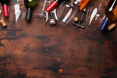 Çeşitli şarap şişeleri ve bardaklar