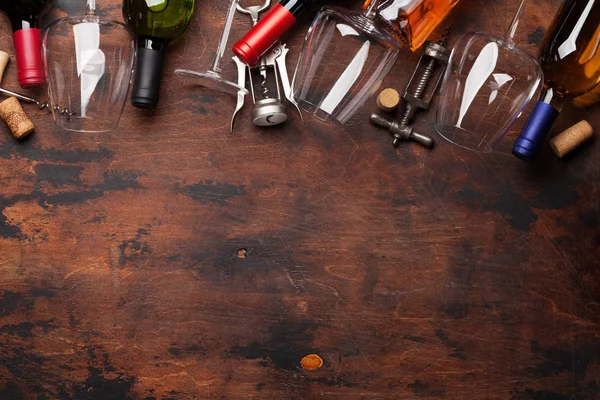 Çeşitli şarap şişeleri ve bardaklar