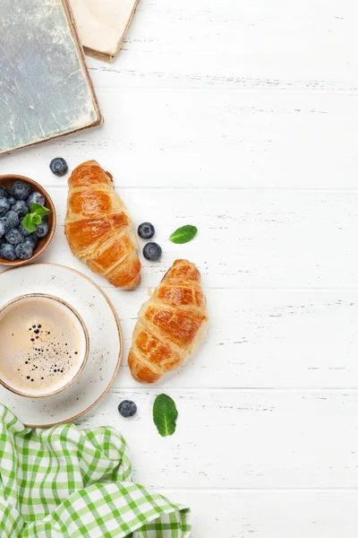 Kaffe och croissanter frukost — Stockfoto