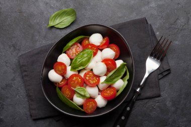 Taze klasik caprese salatası