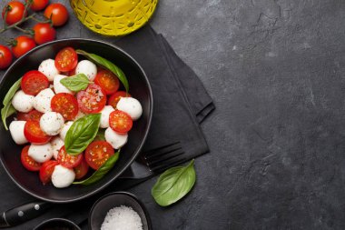 Taze klasik caprese salatası