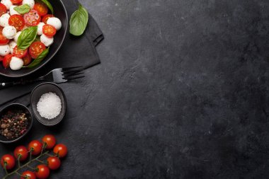 Taze klasik caprese salatası