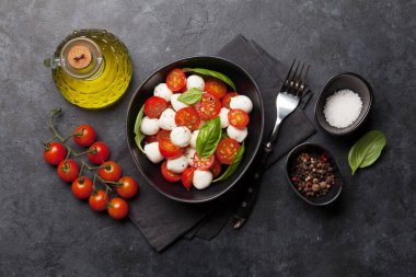Taze klasik caprese salatası