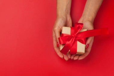 Kadın elleri hediye kutusunu tutuyor.