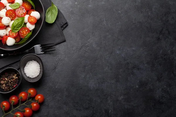 Taze klasik caprese salatası