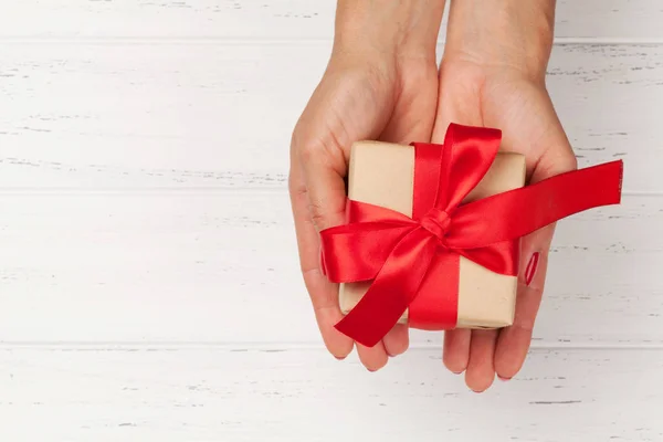 Vrouw handen houden geschenkdoos — Stockfoto