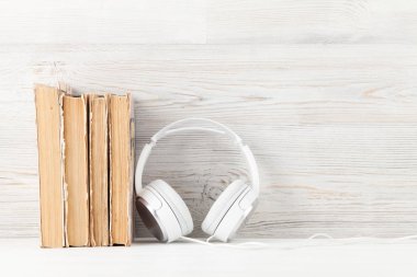 Kitap ve kulaklıklı ev ofis