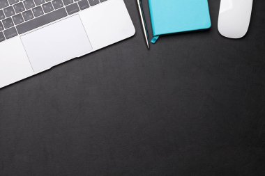 Malzemeleri ve bilgisayar ile ofis masası