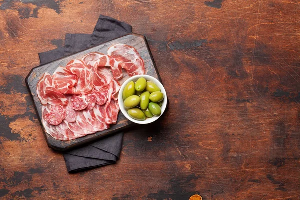 Spaanse Jamon, prosciutto crudo-ham, Italiaanse salami — Stockfoto