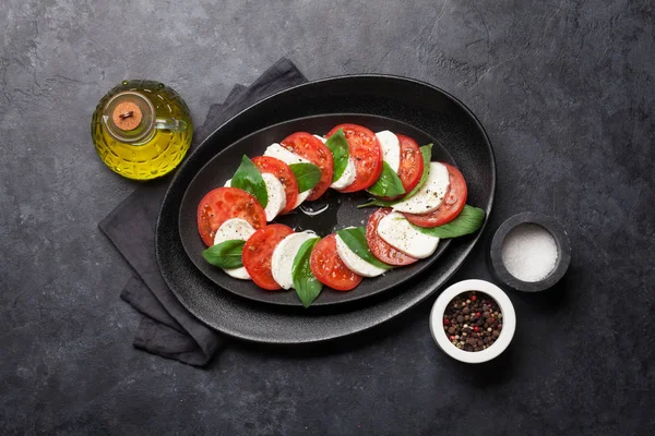 Deliciosa ensalada caprese italiana —  Fotos de Stock