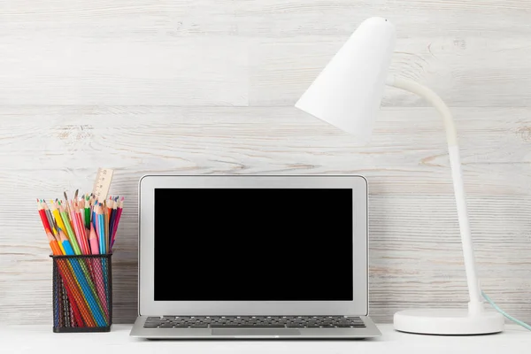 Рабочее место в офисе с ноутбуком с экраном Blank — стоковое фото