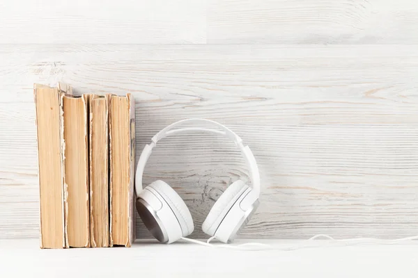 Kantor rumah dengan buku dan headphone — Stok Foto