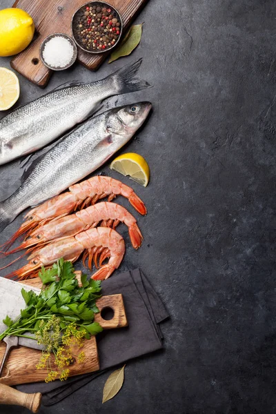 Свежие морепродукты. Форель и лангостинские креветки — стоковое фото