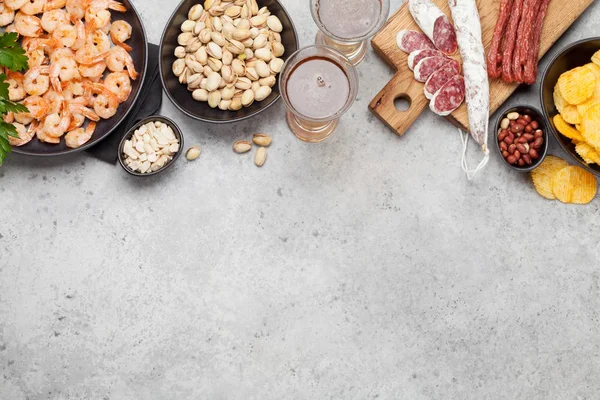 Bier vom Fass und Snacks — Stockfoto