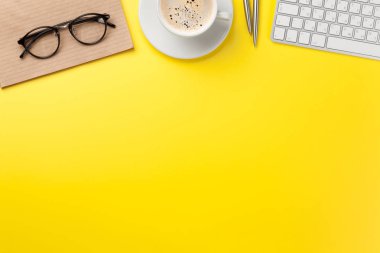 Kahve, sarf malzemeleri ve bilgisayar ile Ofis sarı zemin