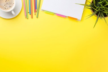 Kahve ve malzemeleri ile Ofis sarı zemin