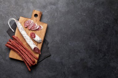 Dilimlenmiş salam ve sosis