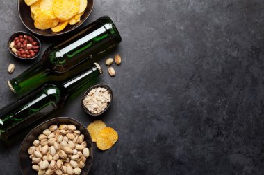 Şişelenmiş bira ve atıştırmalıklar