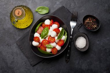 Taze klasik caprese salatası
