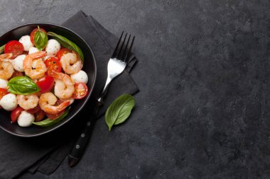 Karides ile taze caprese salatası