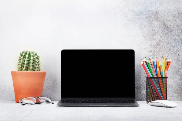 Loft casa oficina lugar de trabajo con ordenador portátil — Foto de Stock