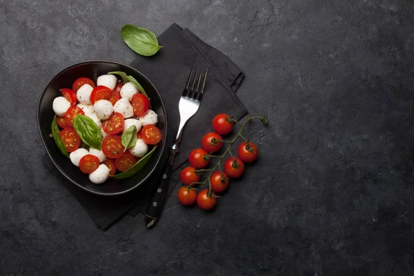 Taze klasik caprese salatası