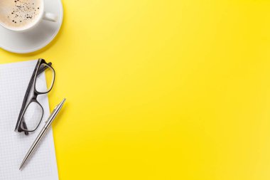 Kahve ve malzemeleri ile Ofis sarı zemin